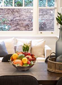 Bol décoratif moderne et élégant en métal avec feuilles de fleurs Pièce maîtresse de luxe polie pour accents de table à manger Décoration intérieure élégante - Product Image 4