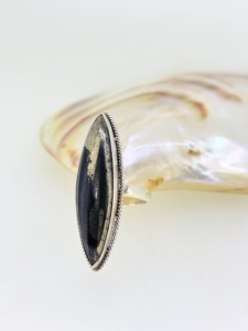 แหวนเงินแท้ 925 ประดับพลอยไพไรต์ธรรมชาติคุณภาพสูงทรงมาร์ควิส งานฝีมือประณีต เหมาะสำหรับงานปาร์ตี้ ผู้หญิง ขายดี - Product Image 4