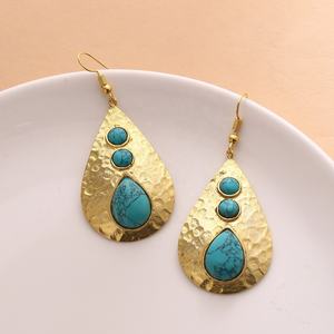 Boucles d'oreilles pendantes en forme de larme plaquées or de style bohème pierre de résine turquoise Sculpture ethnique moderne faite à la main pour femmes polie - Product Image 3