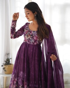 Ensemble traditionnel Anarkali Kurti pour femmes vêtements indiens et pakistanais pour les fêtes quotidiennes fiançailles et les fonctions familiales - Product Image 4