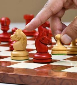 Juego de Ajedrez de Lujo Estilo Knubbel de 1930, Piezas en Madera de Caoba y Boj, Rey de 3 Pulgadas a un Precio Accesible - Product Image 1