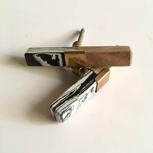 ลูกบิดประตูลายหินอ่อนผสมทองเหลืองและไม้ สี รูปทรง ขนาด ตามสั่ง ผลิตในอินเดีย - Product Image 1