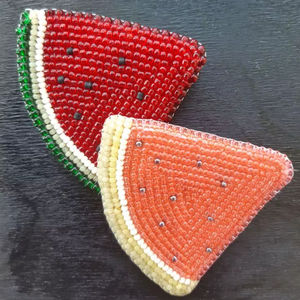 Sac fourre-tout en raphia rayé noir et naturel, tissé à la main, sac de plage bohème avec poignées tressées, accent de pompon et breloque perlée - Product Image 1