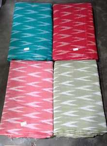 Tejido a mano Ikat Artesanía tradicional con atractivo moderno Colorido Handloom Ikat Textile Artesanal Hecho - Product Image 3