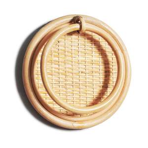 Porte-serviettes en rotin moderne rustique avec un artisanat attrayant idéal pour les maisons de luxe et les conceptions de salle de bain inspirées de la côte - Product Image 1