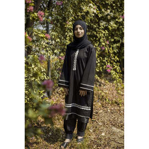 ชุดผู้หญิงสไตล์นัวร์เหนือกาลเวลา คอลเลคชั่นนัวร์สุดหรูและไร้วัย - Product Image 3