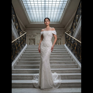 ชุดแต่งงานทรงตรงแบบเปิดไหล่ ดีไซน์หรูหราทันสมัย ประดับด้วยลูกปัดอย่างประณีต พร้อมชายกระโปรงยาว ชุดราตรีพรีเมียม งานแฮนด์เมด - Product Image 2