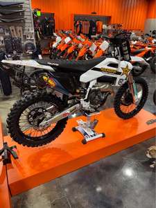Motocicleta de Motocross Husqvarna FC 250 <span class=keywords><strong>Rockstar</strong></span> Factory Edition 2026 de Alta Calidad, 250cc, 4 Tiempos, EFI, Refrigeración Líquida - Product Image 3