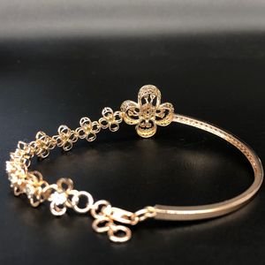 Magnifique bracelet en or et diamants avec une chaîne fine en forme de fleur et de petits diamants Bracelets et bracelets en diamants de petite catégorie - Product Image 4