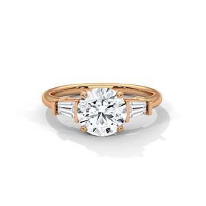 Élégante bague de fiançailles à trois pierres en diamant de laboratoire, taille ronde avec accents baguette, disponible en or 10K, 14K, 18K et argent 925 - Product Image 3