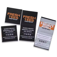 Etiquettes de vêtements personnalisées en papier tissé avec logo en feuille gaufré privé sérigraphie en soie balançoire étiquettes volantes étiquettes de vêtement de luxe pour vêtements