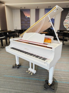 Piano à queue Yamaha G2 blanc, 88 touches lestées, style classique, pour un jeu professionnel, montage au sol, plancher de sonorisation en bois massif - Product Image 1