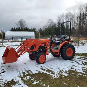 Tractor B2650 de Primera Calidad Disponible Ahora, Compre con Entrega Rápida, Rendimiento Confiable para Trabajos Agrícolas y Tareas Pesadas - Product Image 2