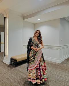 SERIE PRESENTANDO NUEVO NAVRATRI ESPECIAL MODERNO LEHENGCHA CHOLI Hermosa impresión digital y ropa de fiesta de TRABAJO DE ESPEJO REAL - Product Image 3