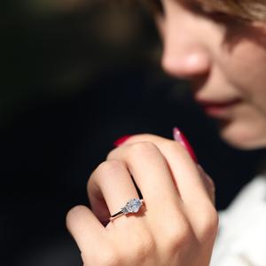 แหวนหมั้นวงรี10x8สีขาวเพชรโมอิสบาแกตหินด้านข้างสีทองสีเงินเครื่องประดับงานแต่งงานสำหรับผู้หญิง - Product Image 5