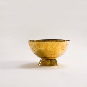 Cuenco artístico de latón con tallas intrincadas, ideal para decoraciones culturales, altares espirituales o festivales religiosos - Product Image 3