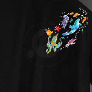 Camiseta de estilo moderno con bordado, tela ligera y cómoda, camiseta con bordado estilo streetwear, ropa para venta en línea. - Product Image 5