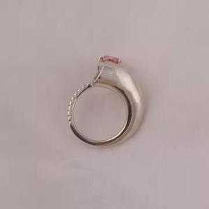 แหวนหมั้นเพชรรูปลูกแพร์สีชมพูสำหรับปลูกในห้องปฏิบัติการพร้อมลูกแพร์และเพชรทรงกลมสีทอง14KT สำหรับการหมั้น - Product Image 5