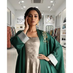 Ensemble de robe formelle pakistanaise en deux pièces |   Abaya verte avec robe intérieure beige |   Tendances par CP - Product Image 4
