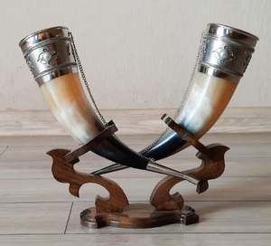 Mug en corne de Viking poli, artisanal de haute qualité, en matériau organique, style nautique personnalisé, motif animalier, idéal comme cadeau - Product Image 1