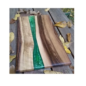 Tabla de cortar de resina epoxi de lujo con patrón de grano de madera natural ideal para cocinas modernas y entornos de comedor en casa - Product Image 1
