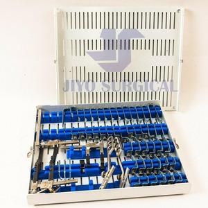 ชุดเครื่องดึงกระดูกสันหลังส่วนคอ ACD สายพานสีดำ CE ชุดเครื่องมือผ่าตัดกระดูกสันหลังสำหรับขั้นตอนการทำ acdf เคลือบไทเทเนียม & ใบมีดรังสี - Product Image 1