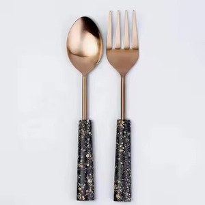 Ensemble moderne de cuillère et de fourchette à servir en or avec des poignées carrées et une finition polie miroir, idéal pour la cuisine, la salle à manger et l'usage domestique - Product Image 6