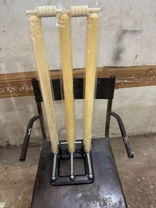 Juego de Stumps de Cricket Mahaplay Beige, 3 Stumps de Madera, 2 Bails, Soporte de Hierro, Retorno por Resorte, Embalaje para Exteriores, Producto Deportivo para Todas las Temporadas - Product Image 3