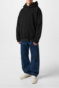 Sweat-shirt noir uni de qualité supérieure, conçu pour le confort et le style, avec une silhouette pull-over, des cordons de capuche ajustables et des manches longues - Product Image 4