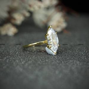 Bague de fiançailles élégante en moissanite taille marquise, plaquée or jaune, sertie à six griffes, bague de mariage pour femme - Product Image 2