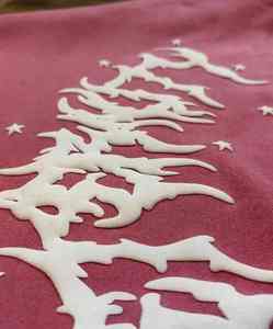 Survêtement unique imprimé en relief avec des détails graphiques doux et en relief et une construction durable, parfait pour les tenues décontractées et tendance - Product Image 4