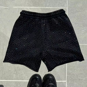 Fabricante de logotipo personalizado, ropa de calle, pantalones cortos de estilo, pantalones cortos de algodón con diamantes de imitación desteñidos al sol y serigrafía para hombre - Product Image 2