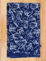 Tissu en coton imprimé à la main bleu indigo de qualité supérieure avec motifs floraux blancs, écologique et à séchage rapide, idéal pour sacs, chemises, et auvents pour garçons.