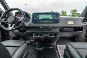 Sprinter Van 2023, Tracción en las Cuatro Ruedas, Turbo, Bajo Kilometraje, Caja de Cambios Automática, Volante a la Izquierda, Color Oscuro, Neumáticos R18 - Product Image 4