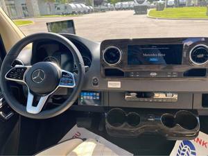 Autocaravana de Lujo Sprinter 2024 en Venta – RV Diésel de Lujo con Cocina, Baño, Cama y Sistema Solar - Product Image 4