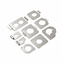 Plaque de montage sur mesure en tôle avec découpes circulaires, languettes pliées et bords roulés – Fabrication métallique OEM