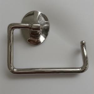 Porte-papier hygiénique mural fabriqué à la main avec finition argentée avec base martelée Détails artisanaux offrant un accent décoratif - Product Image 4