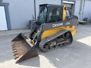 Cargadora de orugas John Deere 323E asequible, con tracción en las 4 ruedas y alto momento de carga - Product Image 2