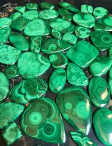 Haute qualité 500 grammes Lot de cabochon de malachite naturelle incroyable pierre précieuse verte en vrac pour la fabrication de bijoux en gros - Product Image 3