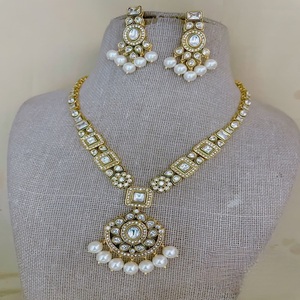 Conjunto de collar con aspecto de piedra chapada en oro de moissanita de alta calidad de diseñador, pendientes para mujer, joyería de diseñador para ropa de boda - Product Image 1