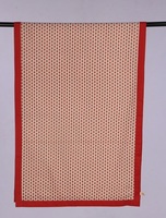 Chemin de table tissé à la main STUDIO-N beige avec bordure rouge |   Décoration de table à manger ethnique moderne |   Tissé à la main, 100% coton biologique, imprimé au bloc