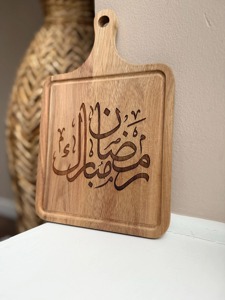 Bandeja de madera Ramzan Mubarak con caligrafía árabe Diseño elegante Perfecto para Iftar Sirviendo fechas Dulces y mesa festiva - Product Image 4
