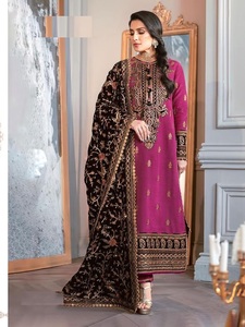 Pantalón de Terciopelo Puro Pakistaní con Bordado Pesado con Diseño de Jazmín y Dupatta Chino para Venta en Línea - Product Image 4