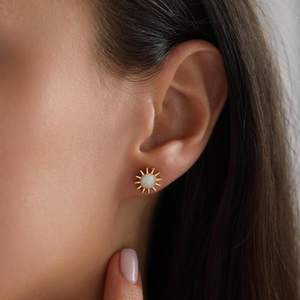 Boucles d'oreilles clous en argent sterling 925 plaqué or 14 carats avec nacre et émail, motif petit soleil, style céleste pour tous les jours - Product Image 6