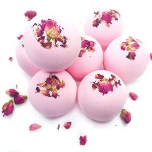 Lujosa bomba de baño de infusión de pétalos de rosa | Remojo floral de aromaterapia para relajación y nutrición de la piel | Paquete a granel al por mayor - Product Image 3