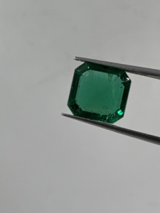 สีเขียวสดใสเกรดพรีเมี่ยมที่มีคุณภาพสูงไม่ผ่านการบำบัด AAA 2.44 zambian CUT จากธรรมชาติสำหรับการใช้งานเครื่องประดับระดับไฮเอนด์ - Product Image 4