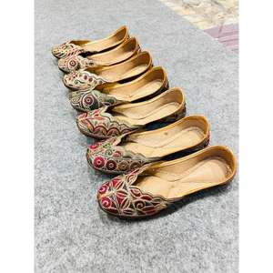 รองเท้าปักลายสำหรับผู้หญิงหนังแท้สไตล์อินเดียดั้งเดิมกันน้ำสไตล์แฟนซีขายดี - Product Image 2