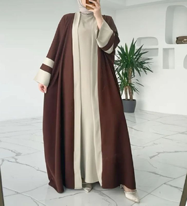 Abaya noire moderne ouverte avec doublure intérieure vert olive et hijab. Disponible à prix de gros. - Product Image 4