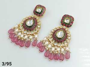 BOUCLES D'OREILLES INDIENNES TRADITIONNELLES ET À LA MODE BOUCLES D'OREILLES PLAQUÉES OR KUNDAN AVEC PERLES ET BOUCLES D'OREILLES BOLLYWOOD POUR FEMMES ET FILLES - Product Image 4