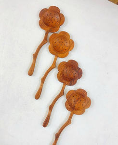 Cuchara de Madera Roja en Forma de Flor, Herramienta de Filtro de Té de Madera, Madera Natural, Estilo Vintage, Hecha a Mano en Vietnam, Cuchara Artesanal para Filtrar Té - Product Image 3